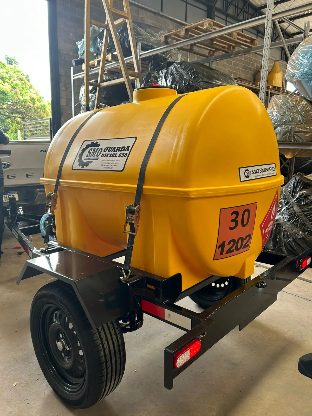 CARRETA TANQUE PARA COMBUSTÍVEL 850L